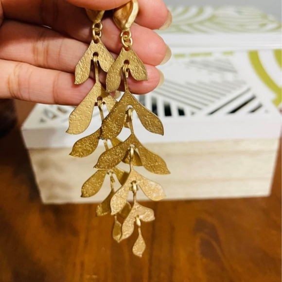 Golden earrings - Picture 2 of 3